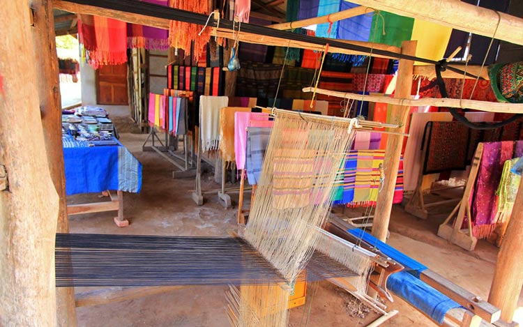 Près de Luang Prabang se trouve un village où l'on pratique le tissage traditionnel du brocart