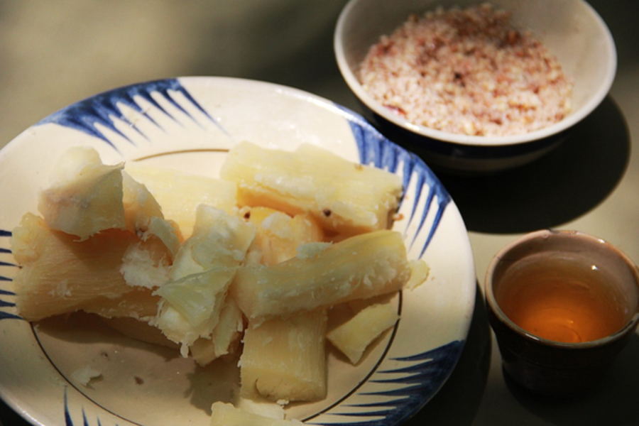 Manioc Bouilli Trempé dans du Sel