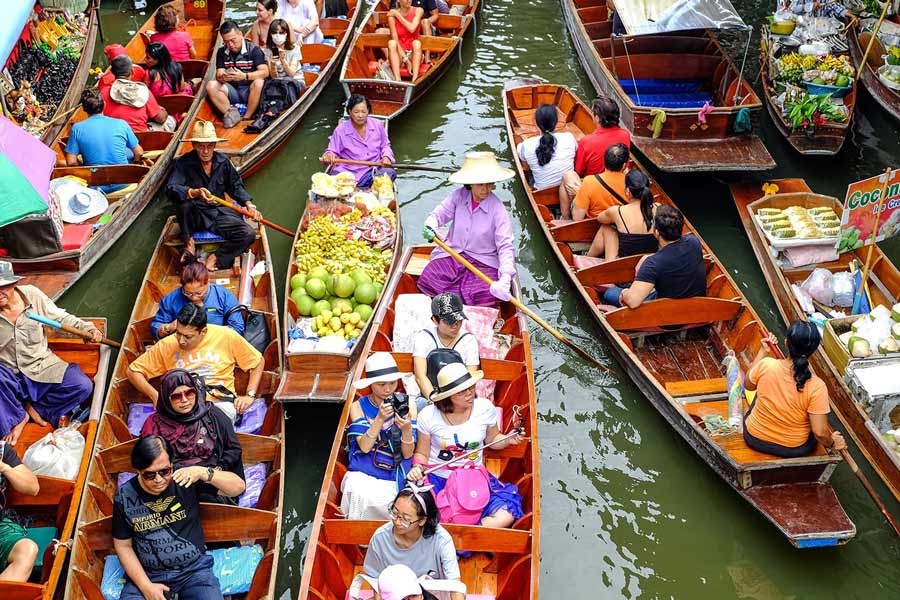 Barques de touristes et de marchandes sur le canal de Damnoen Saduak