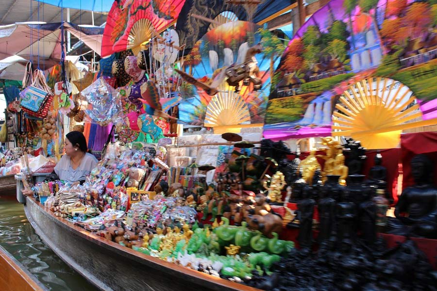 Étals de souvenirs colorés au bord du canal de Damnoen Saduak