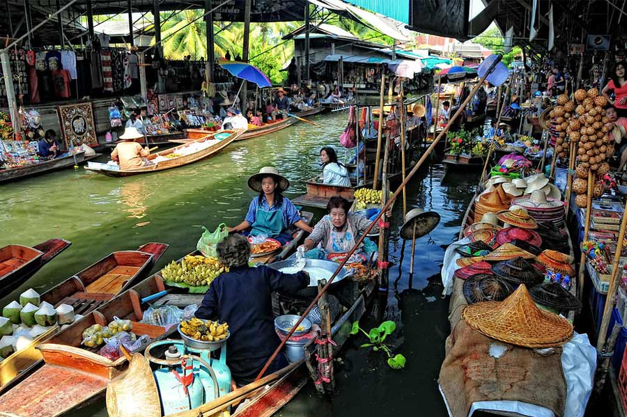 Canal du marché flottant de Damnoen Saduak bordé de boutiques