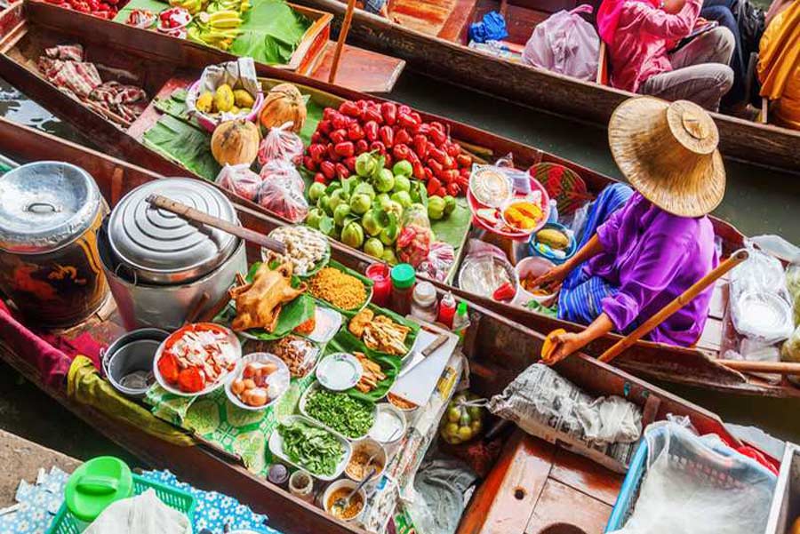 Barque chargée de fruits et de plats préparés au marché de Damnoen Saduak