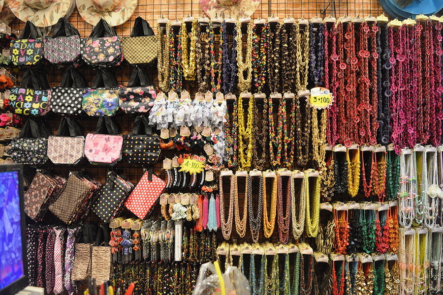 Étals de vêtements et accessoires au marché de Pratunam, lieu prisé des amateurs de shopping bon marché à Bangkok