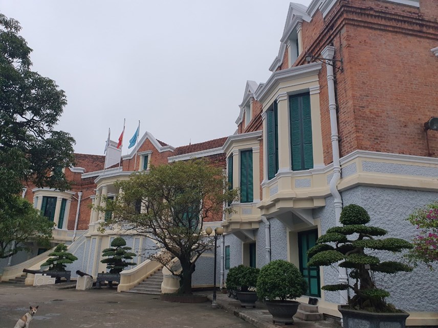 Façade de la villa de style français abritant le musée du textile de Nam Định