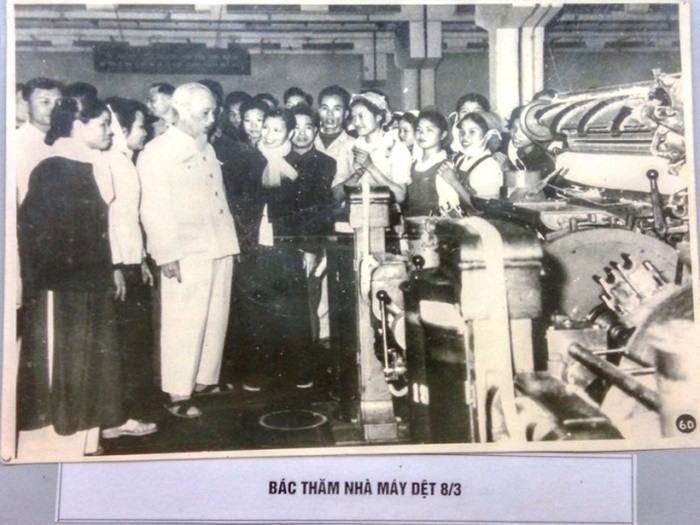 Photo d'archives en noir et blanc d'Hô Chi Minh entouré d'ouvrières de Nam Định