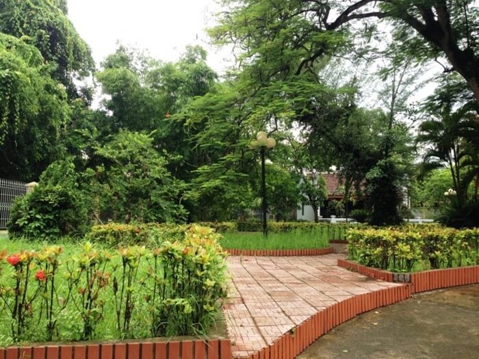 Jardin arboré devant la villa du musée du textile de Nam Định