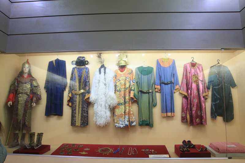 Vêtements et costumes traditionnels exposés au musée du textile de Nam Định