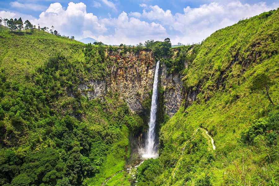 Vue spectaculaire depuis la cascade de Sipiso-Piso