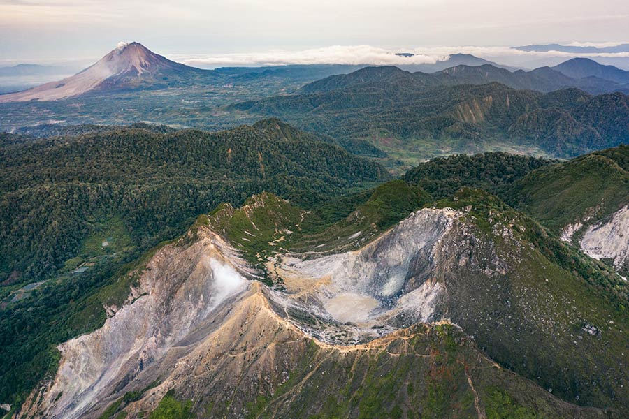 Sibayak - un stratovolcan d'Indonésie à North Sumatra