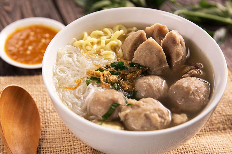 Bakso - de délicieuses boulettes de viande servies dans une soupe chaude à ne pas manquer à North Sumatra