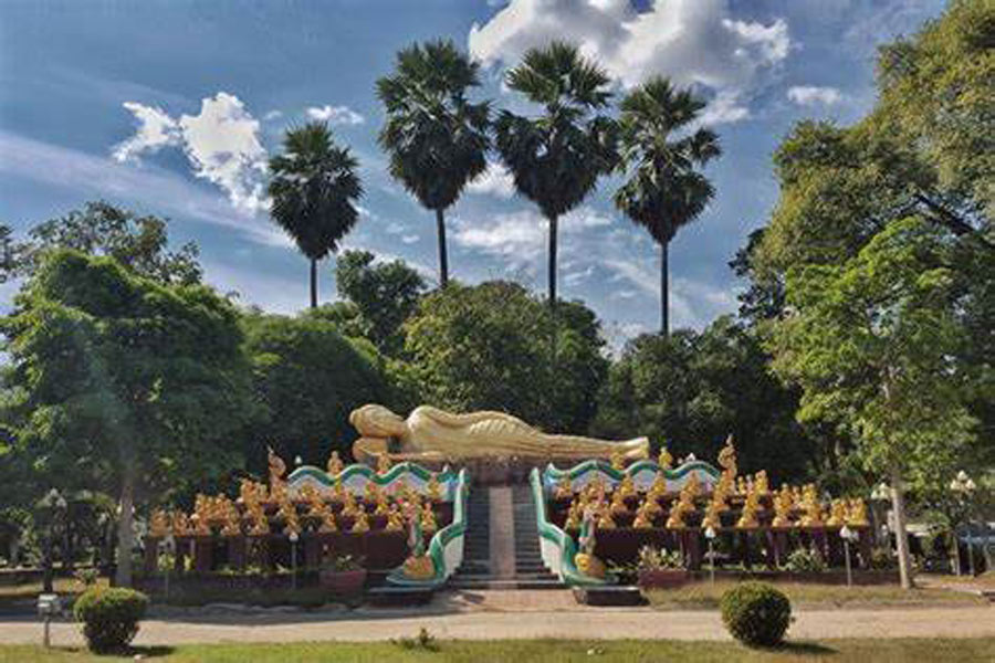 De grandes statues de Bouddha mettent en valeur tout le temple