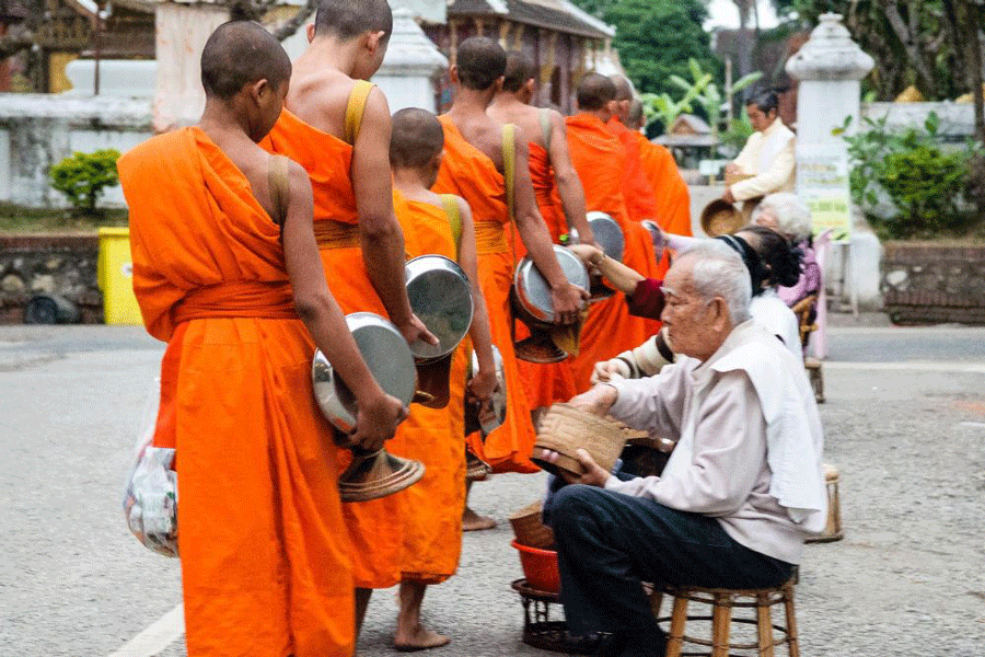 Offrandes aux moines (Tak Bat) en Vesak 