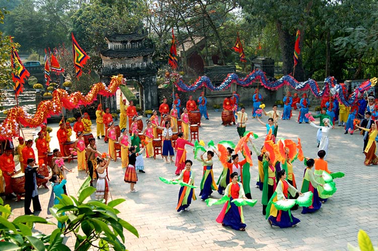 Danse de dragons et costumes colorés pendant la fête de la pagode du Maître