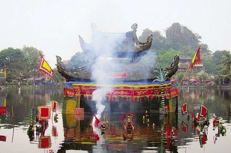Spectacle de marionnettes sur l'eau devant le pavillon du lac, avec fumée et drapeaux