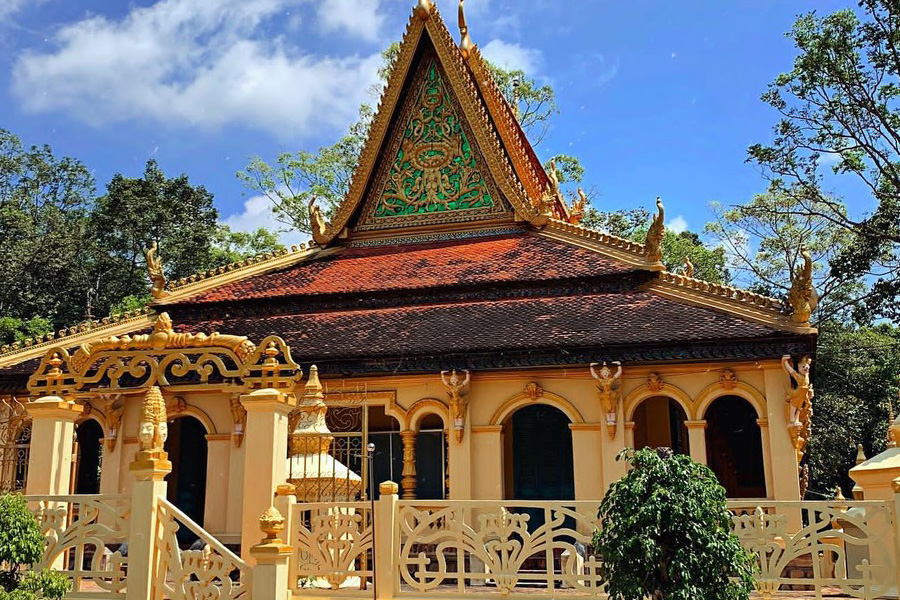Détails de l'architecture khmère authentique de la pagode Ang à Tra Vinh