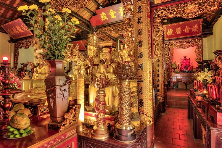 Précieuses statues de Bouddha à la pagode Tran Quoc