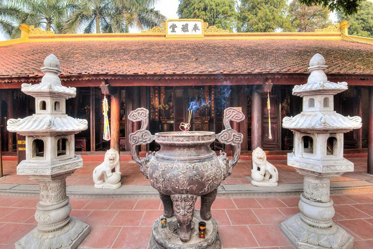 Grand brûleur d'encens devant le palais supérieur de la pagode Tran Quoc