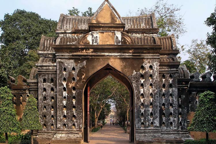L'architecture du Palais de Lopburi se distingue par son mélange remarquable d'influences culturelles.