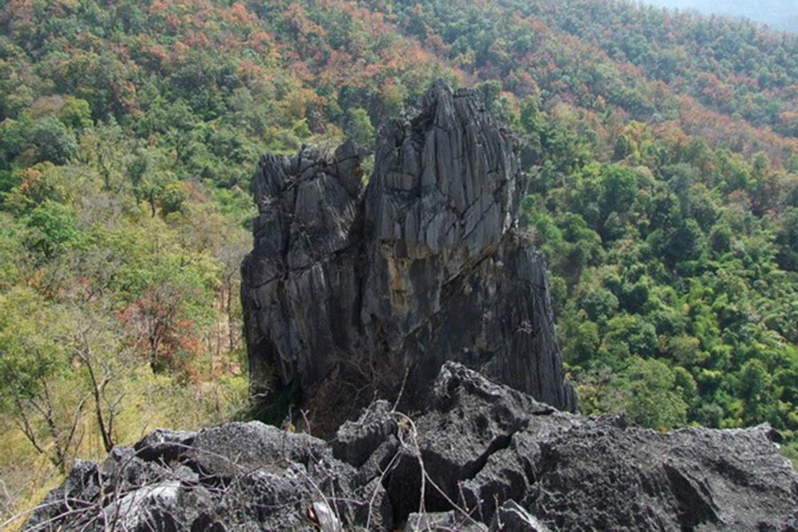 Parc national de Mae Charim comprend de hautes chaînes de montagnes s'étendant du nord au sud-ouest.