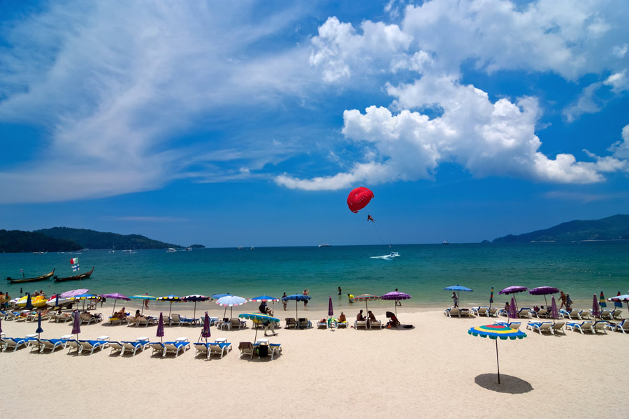 De nombreuses activités amusantes ont lieu sur la plage de sable ensoleillée