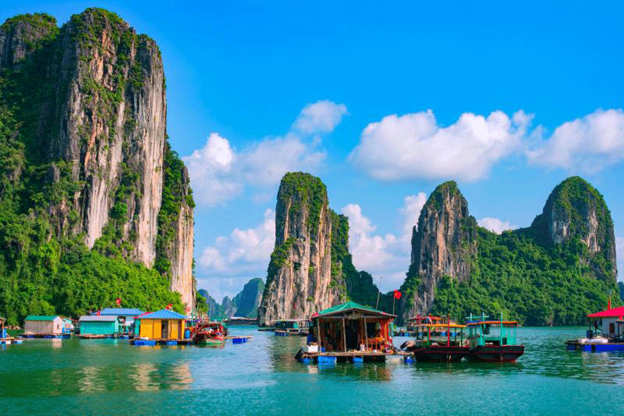Vue panoramique sur la baie d’Halong au lever du soleil avec formations karstiques