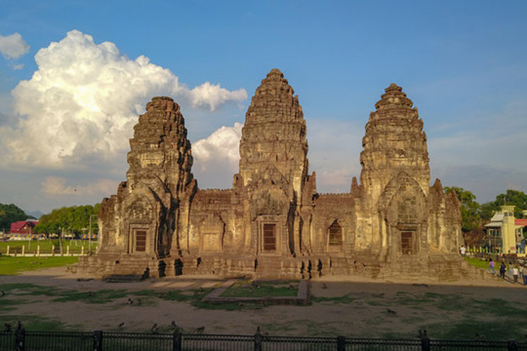 L'architecture unique du Phra Prang Sam Yot