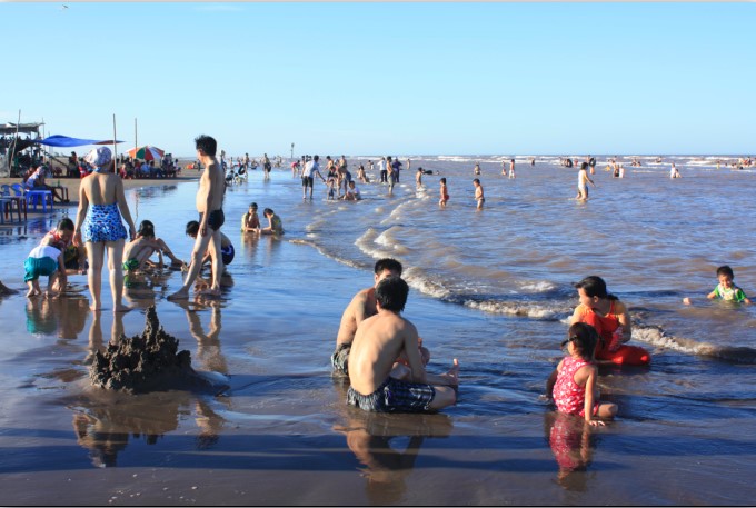 Baignade en mer à la plage Con Den