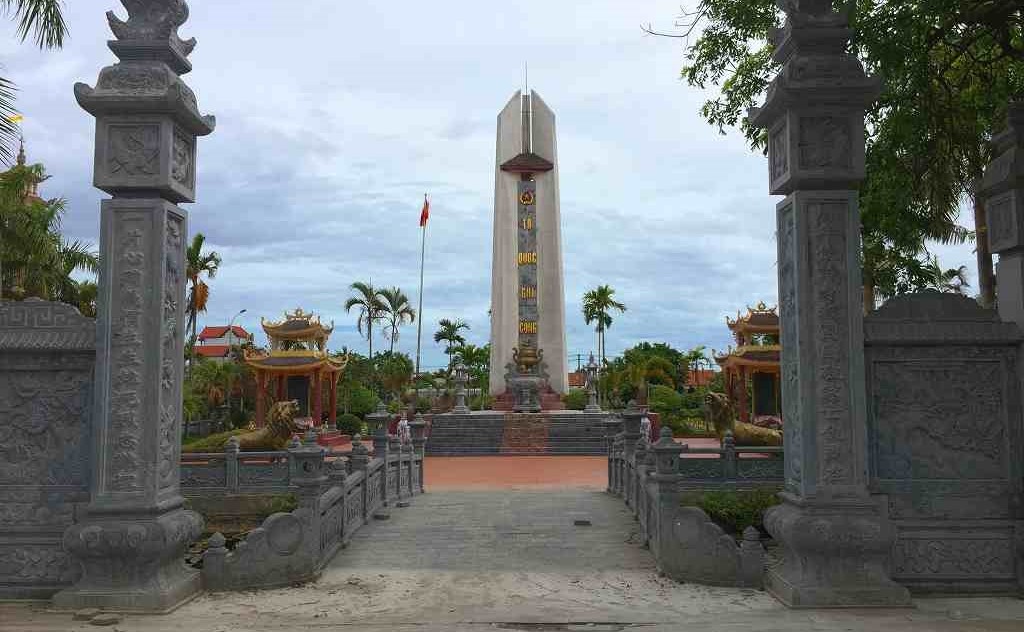Cimetière des martyrs à Thinh Long