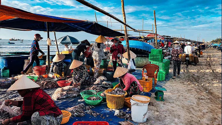 Marché du matin sur la plage de Thinh Long