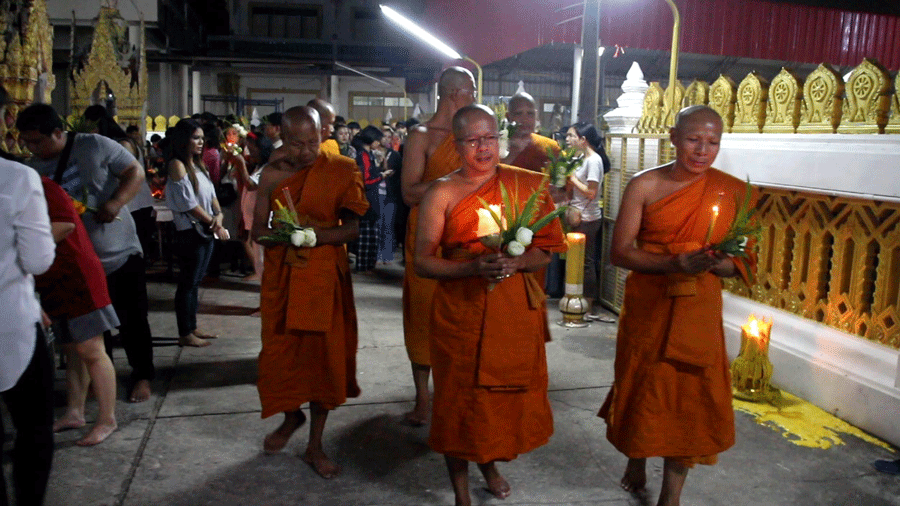 Procession aux chandelles (Wien Tien) en Vesak