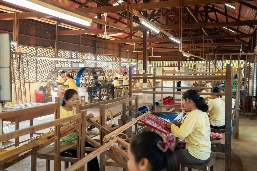 Touristes participant à un atelier culinaire au Cambodge