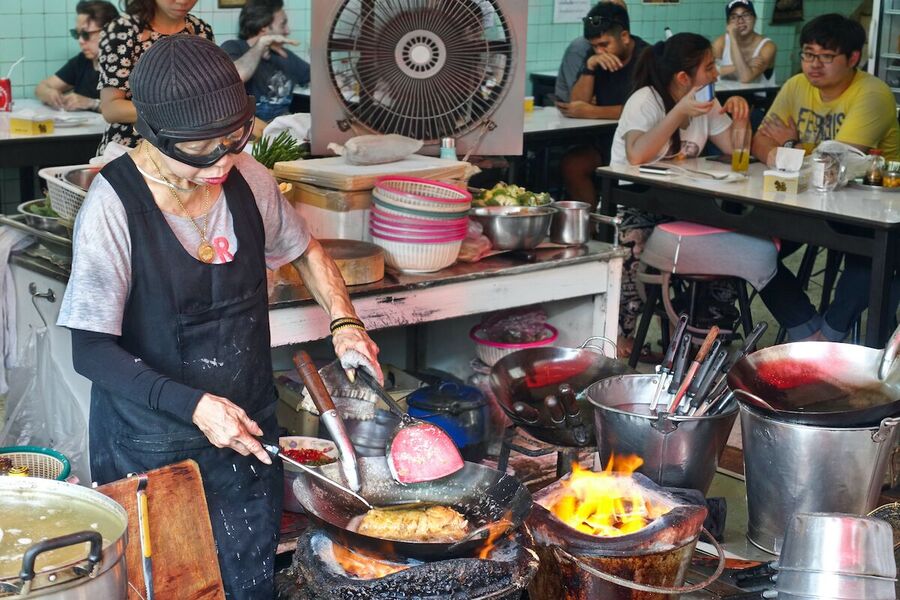 Expérience culinaire unique chez Raan Jay Fai, célèbre pour sa cuisine de rue étoilée Michelin à Bangkok