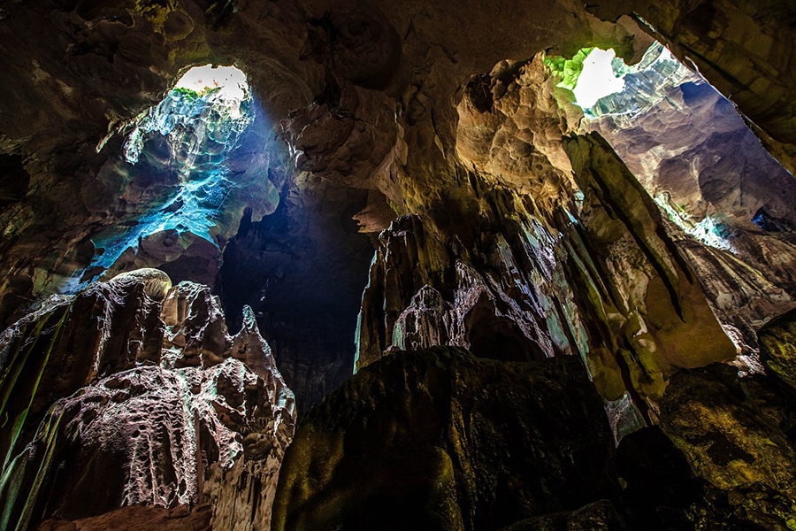 Grotte de Niah à Sarawak possède des formations rocheuses impressionnantes