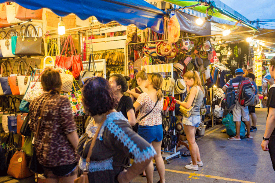 Vue animée des rues commerçantes de Bangkok, idéale pour le shopping pas cher et les bonnes affaires en Thaïlande