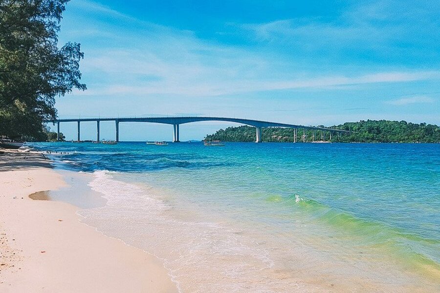 Sable blanc et eau turquoise sur les îles autour de Sihanoukville