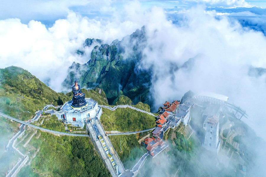 Complexe Sun World Fansipan Legend avec téléphérique panoramique menant au sommet mythique du nord du Vietnam