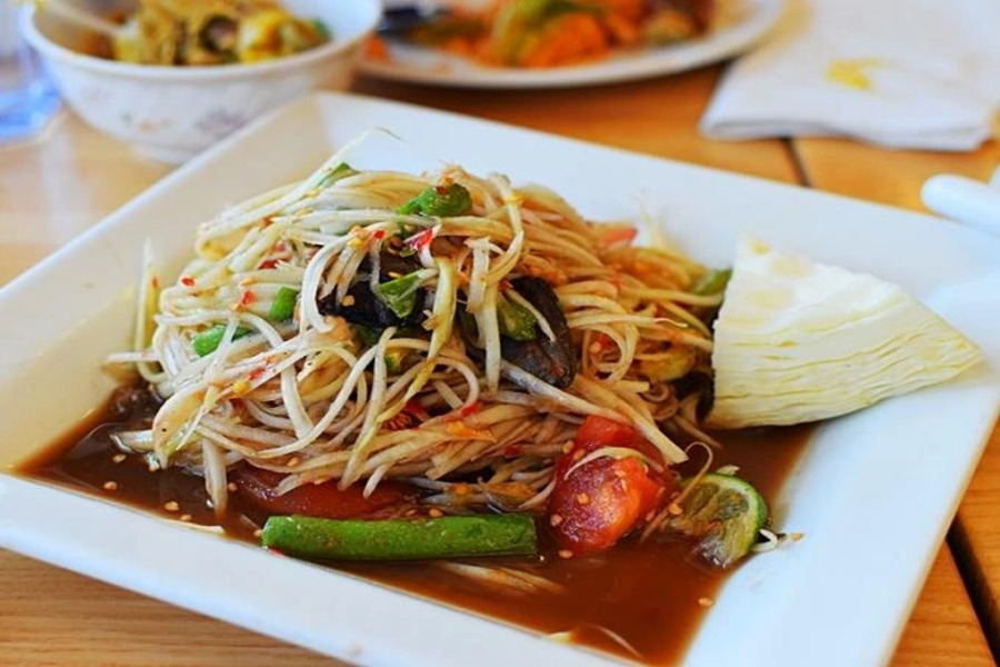 Le Tam Mak Houng est la version laotienne de la célèbre salade de papaye verte d’Asie du Sud-Est