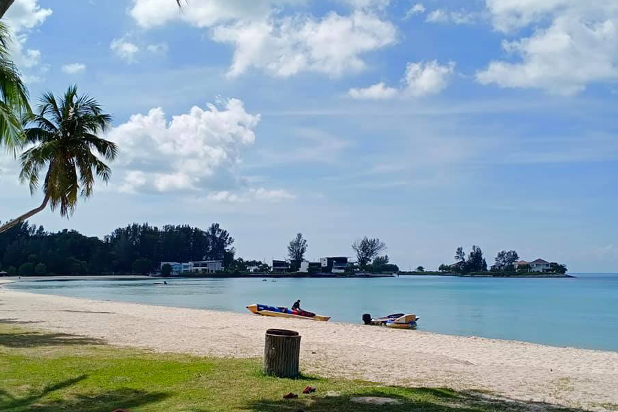 Plage immaculée de sable fin et blanc à Tanjung Gemuk