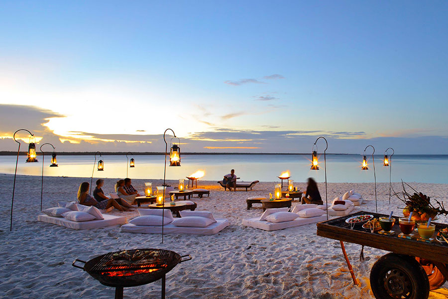 Soirée barbecue sous le coucher de soleil sur la plage de Tanjung Gemuk