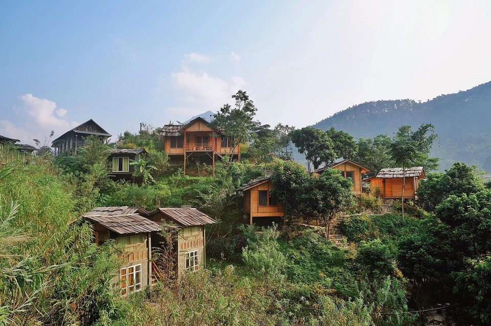Maisons en bois sur une colline boisée dans les montagnes du Nord-Ouest