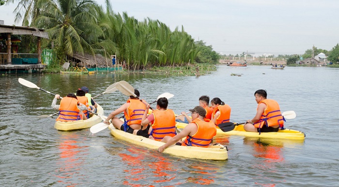 Faire du kayak avec des amis