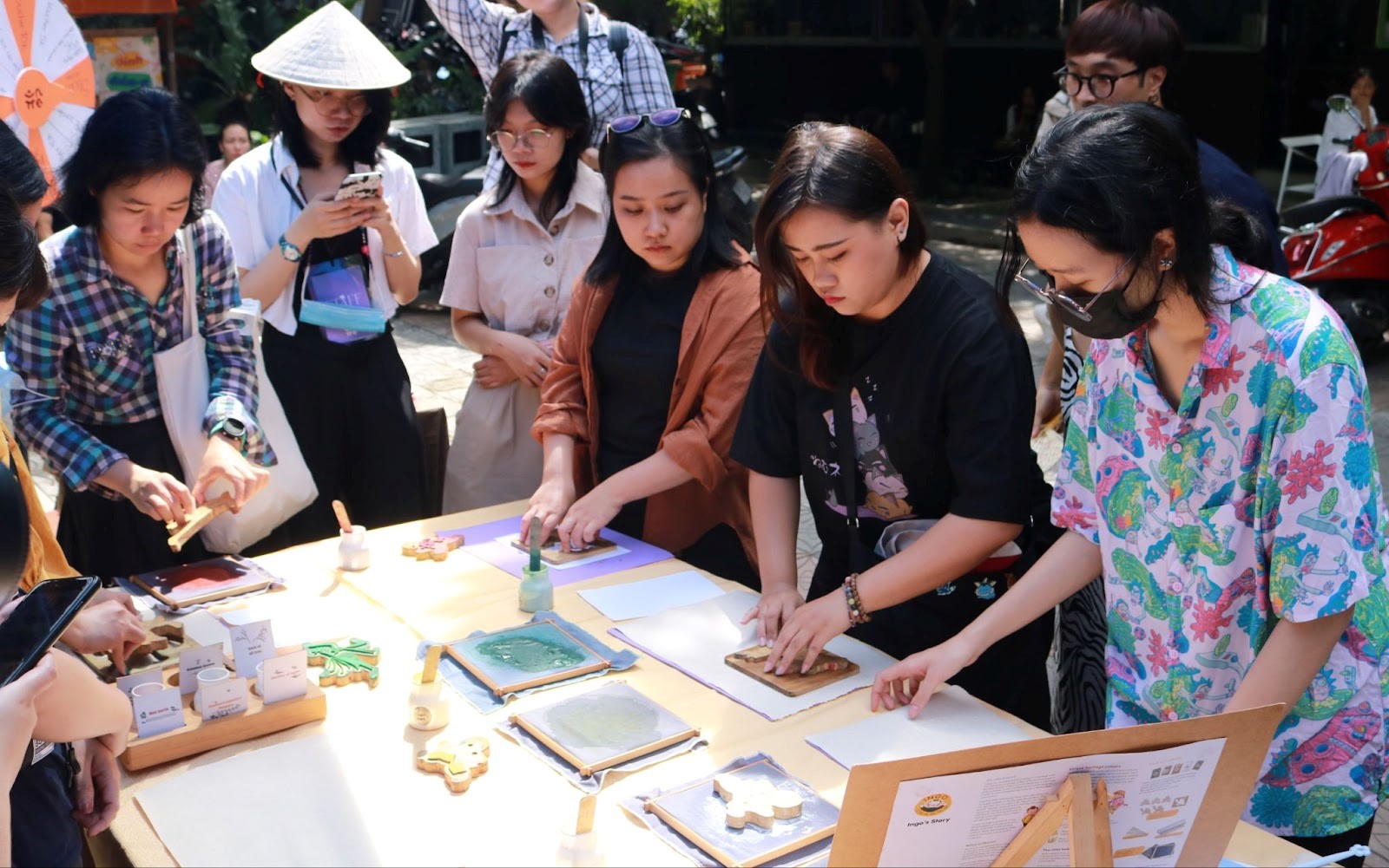 Les touristes apprécient l'expérience de réaliser des peintures de Dong Ho