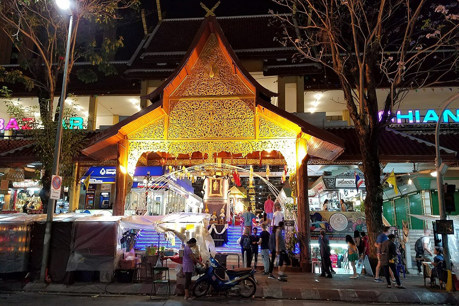 Ambiance animée au Night Bazaar de Chiang Mai