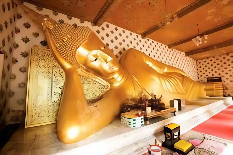 Statue sacrée du Bouddha couché à l’intérieur du temple, symbole de sérénité