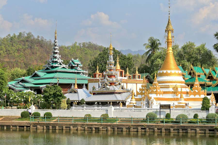 Wat Chong Kham se distingue par son architecture thaïlandaise traditionnelle