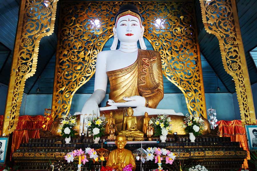 Wat Chong Kham offre ainsi une immersion complète dans l'histoire, la beauté et la spiritualité thaïlandaises