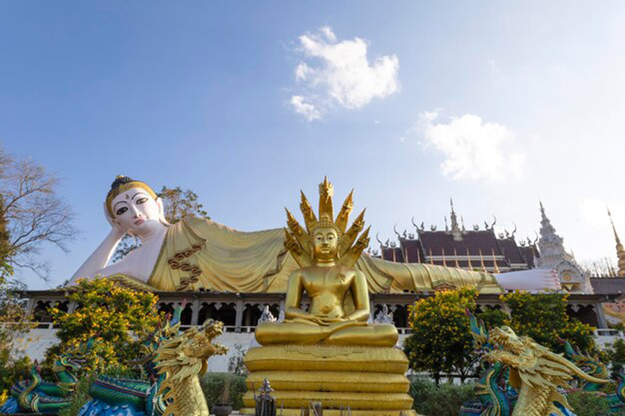 Explorez l'architecture unique du temple Wat Phra That Suthon Mongkol Khiri Samakkhitham
