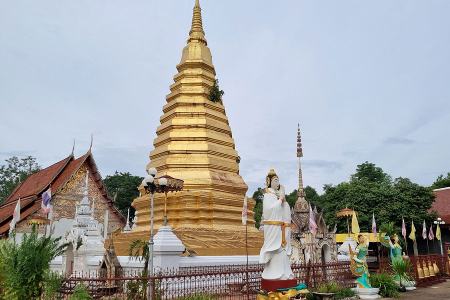 Visite au temple Wat Phra That Chom Chaeng