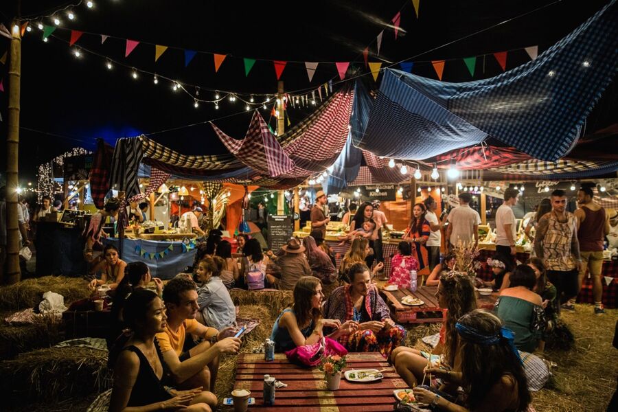 Stand de dégustation de fruits tropicaux frais au festival
