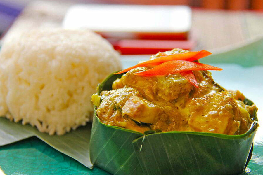 Plats traditionnels du Cambodge et de la Thaïlande illustrant la richesse culinaire et l’art de vivre local